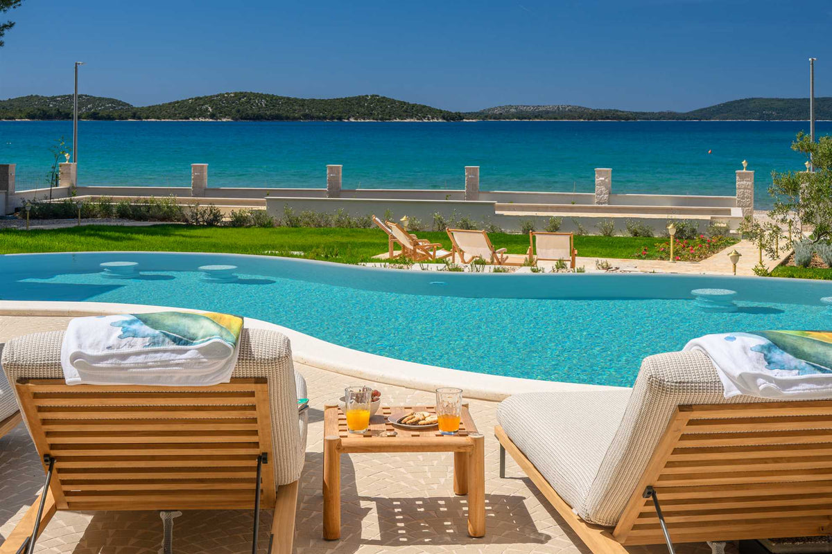 Strandvilla Adriatic Z bei Šibenik – Pool & Meerblick, Kroatien