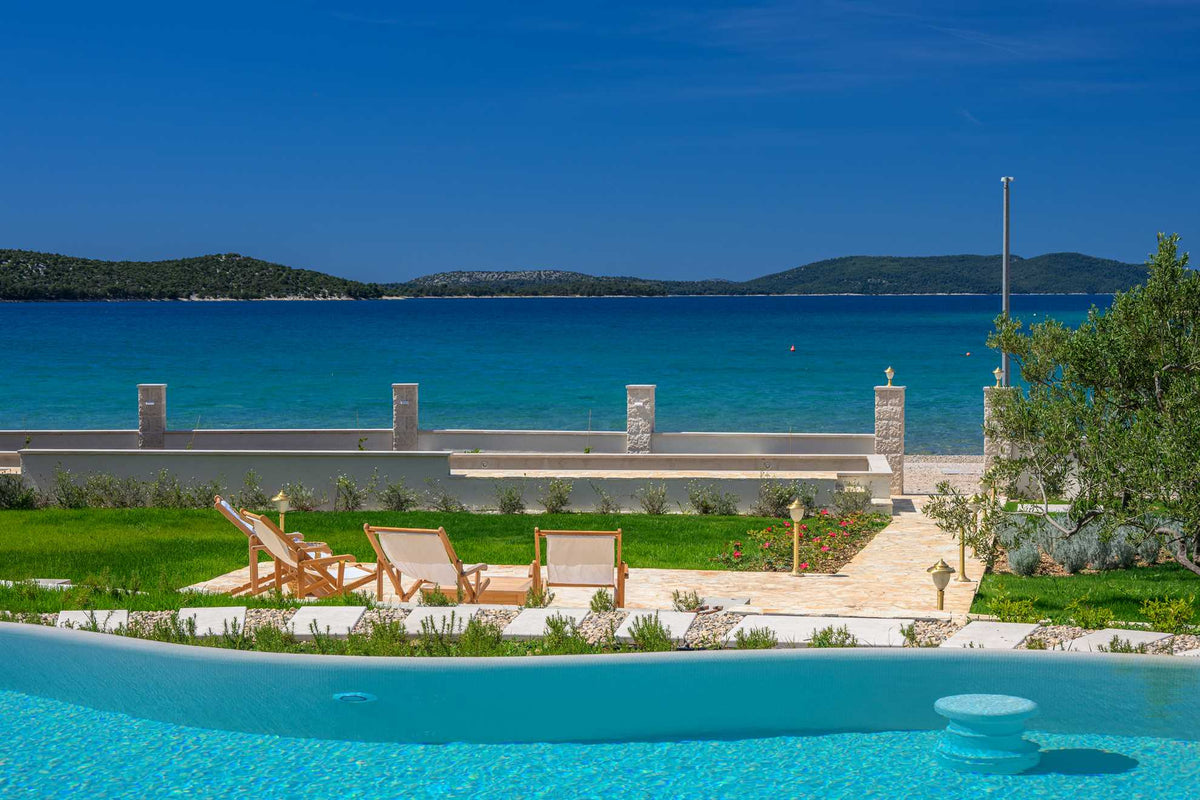 Strandvilla Adriatic Z bei Šibenik – Pool & Meerblick, Kroatien