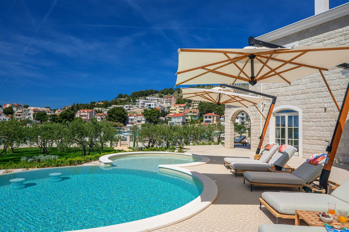 Strandvilla Adriatic Z bei Šibenik – Pool & Meerblick, Kroatien