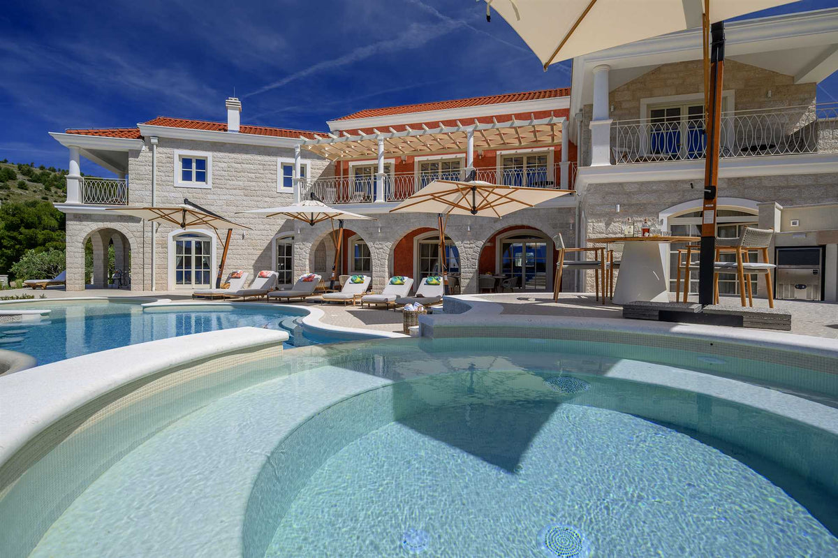 Strandvilla Adriatic Z bei Šibenik – Pool & Meerblick, Kroatien
