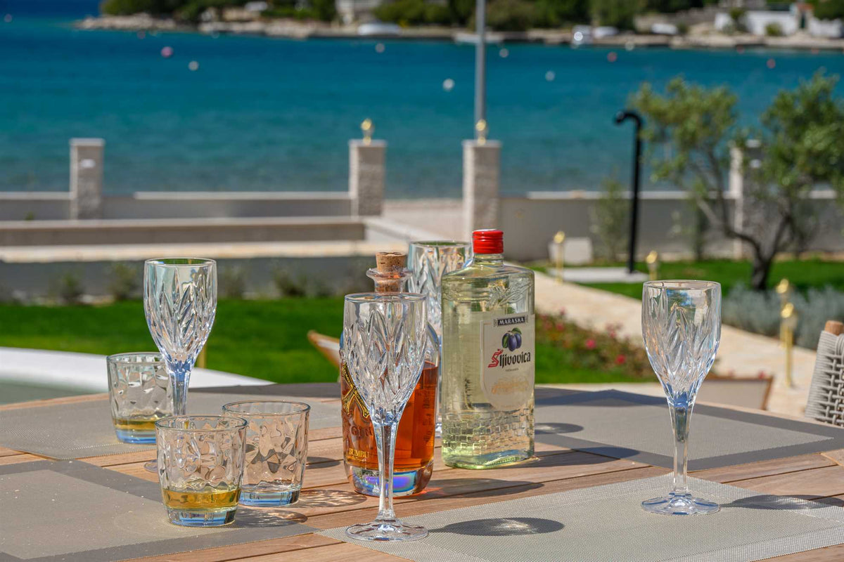 Strandvilla Adriatic Z bei Šibenik – Pool & Meerblick, Kroatien