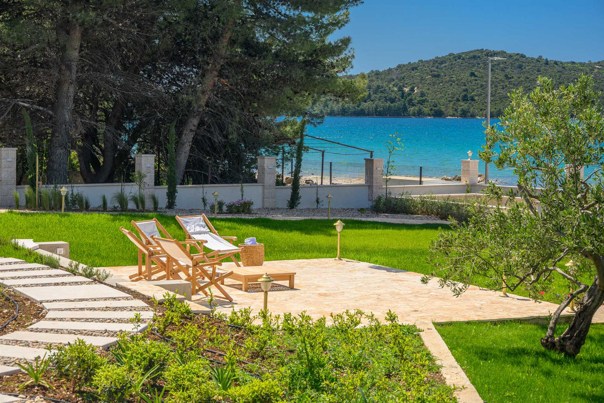 Strandvilla Adriatic Z bei Šibenik – Pool & Meerblick, Kroatien