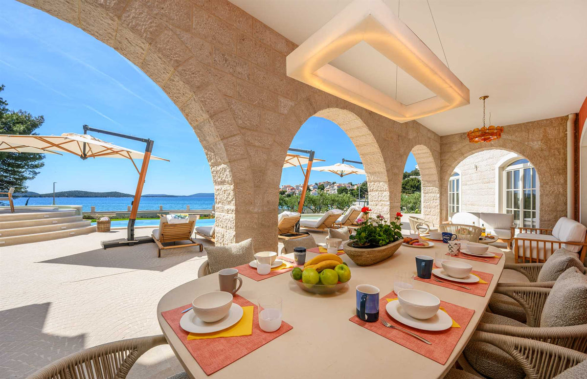 Strandvilla Adriatic Z bei Šibenik – Pool & Meerblick, Kroatien