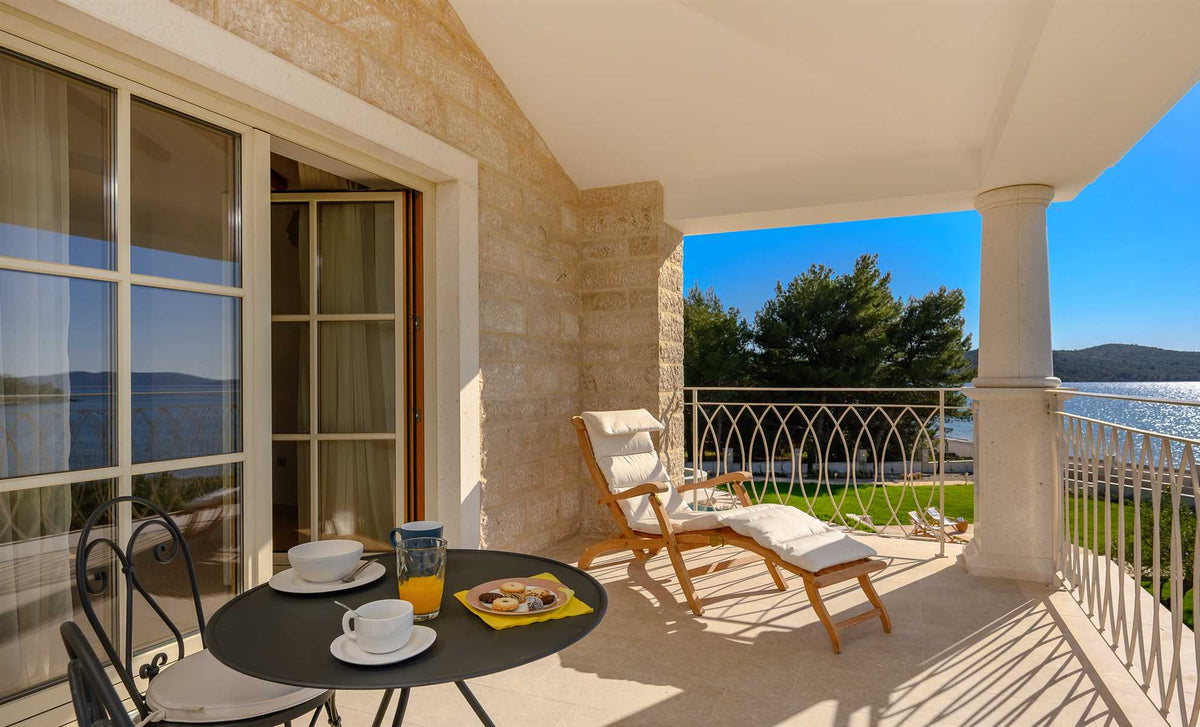 Strandvilla Adriatic Z bei Šibenik – Pool & Meerblick, Kroatien