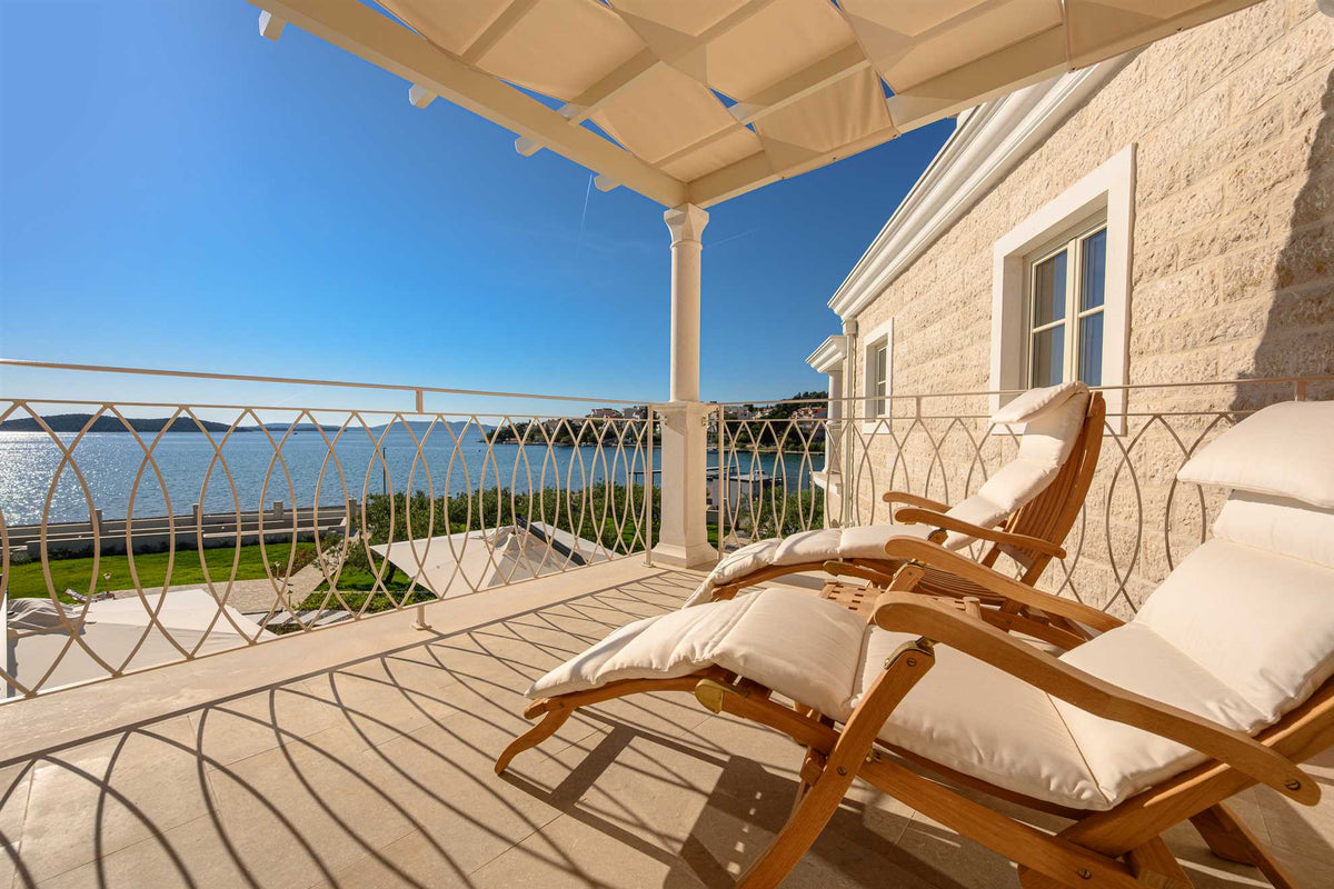 Strandvilla Adriatic Z bei Šibenik – Pool & Meerblick, Kroatien