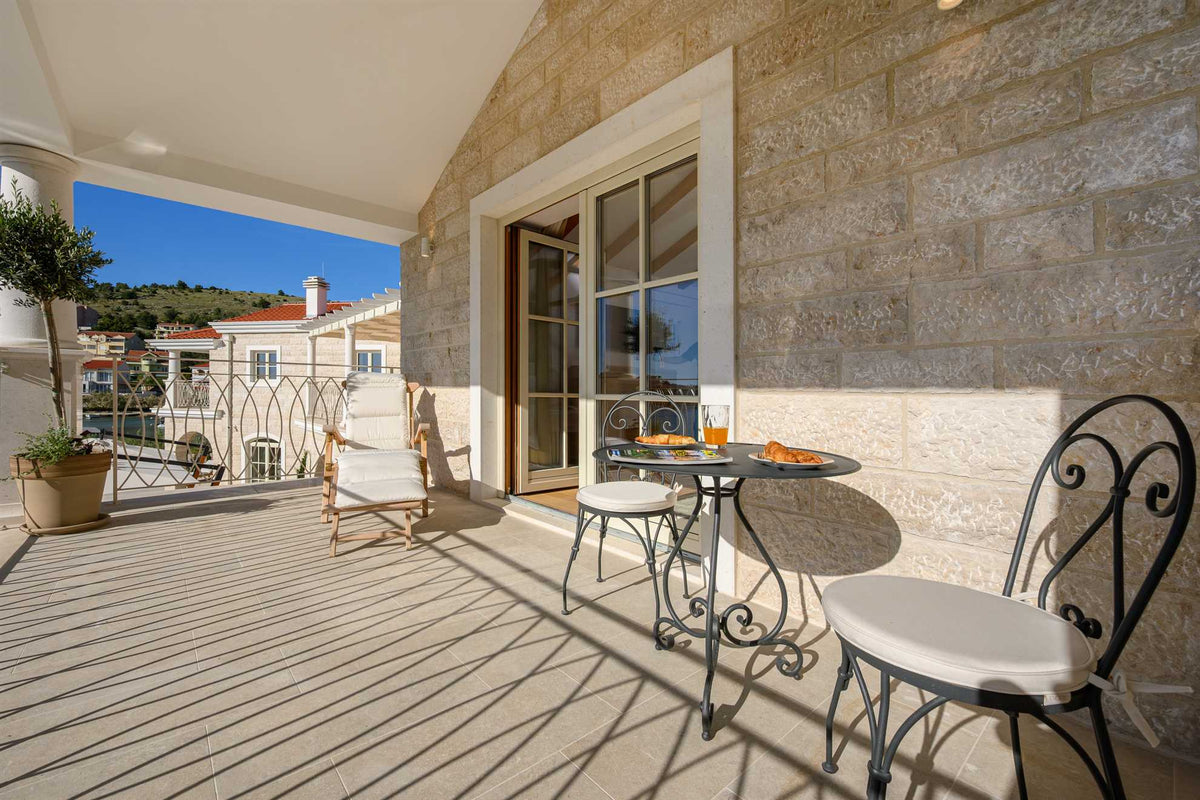 Strandvilla Adriatic Z bei Šibenik – Pool & Meerblick, Kroatien