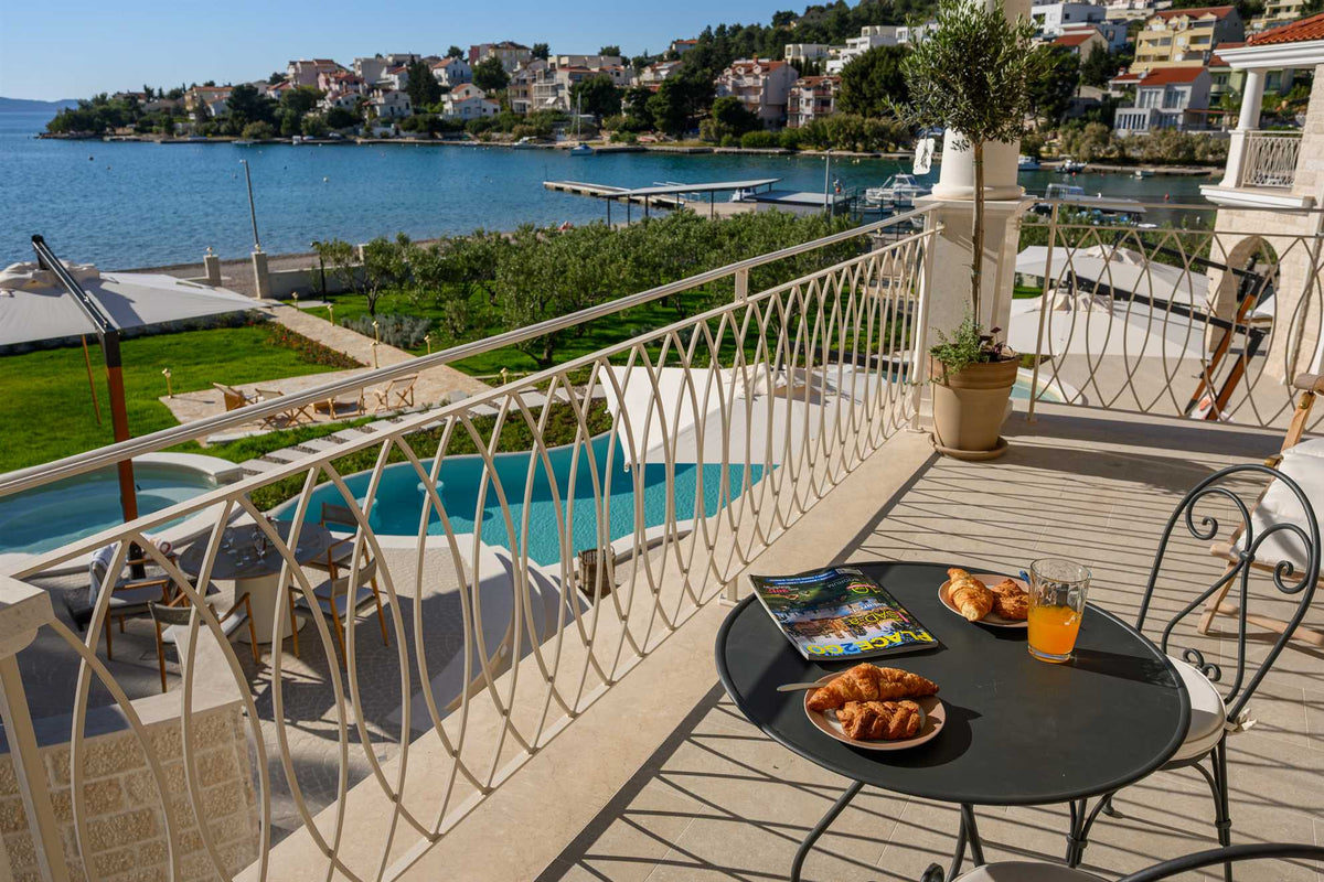 Strandvilla Adriatic Z bei Šibenik – Pool & Meerblick, Kroatien