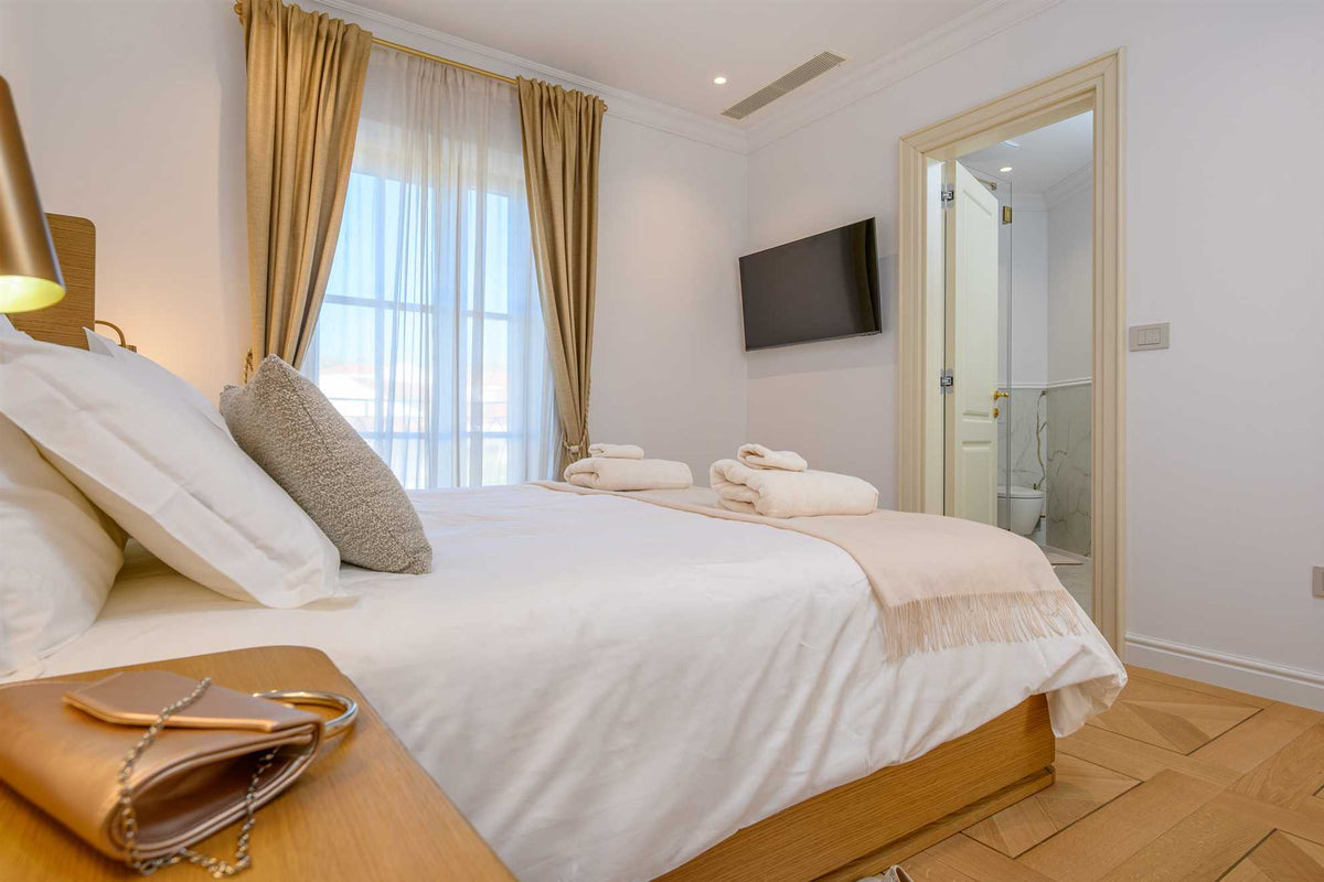 Strandvilla Adriatic Z bei Šibenik – Pool & Meerblick, Kroatien