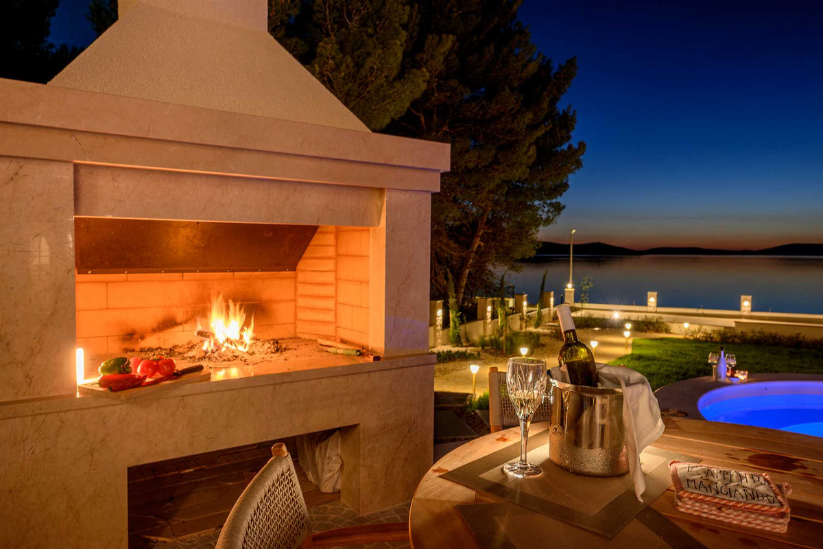 Strandvilla Adriatic Z bei Šibenik – Pool & Meerblick, Kroatien